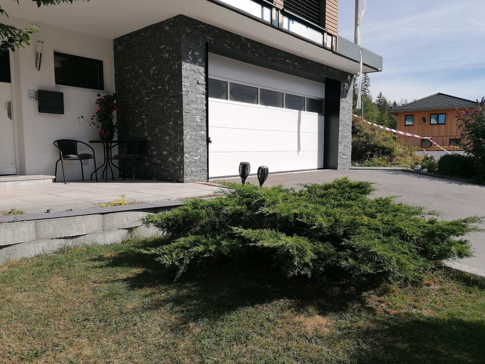 Garage mit Natursteinen verkleidet