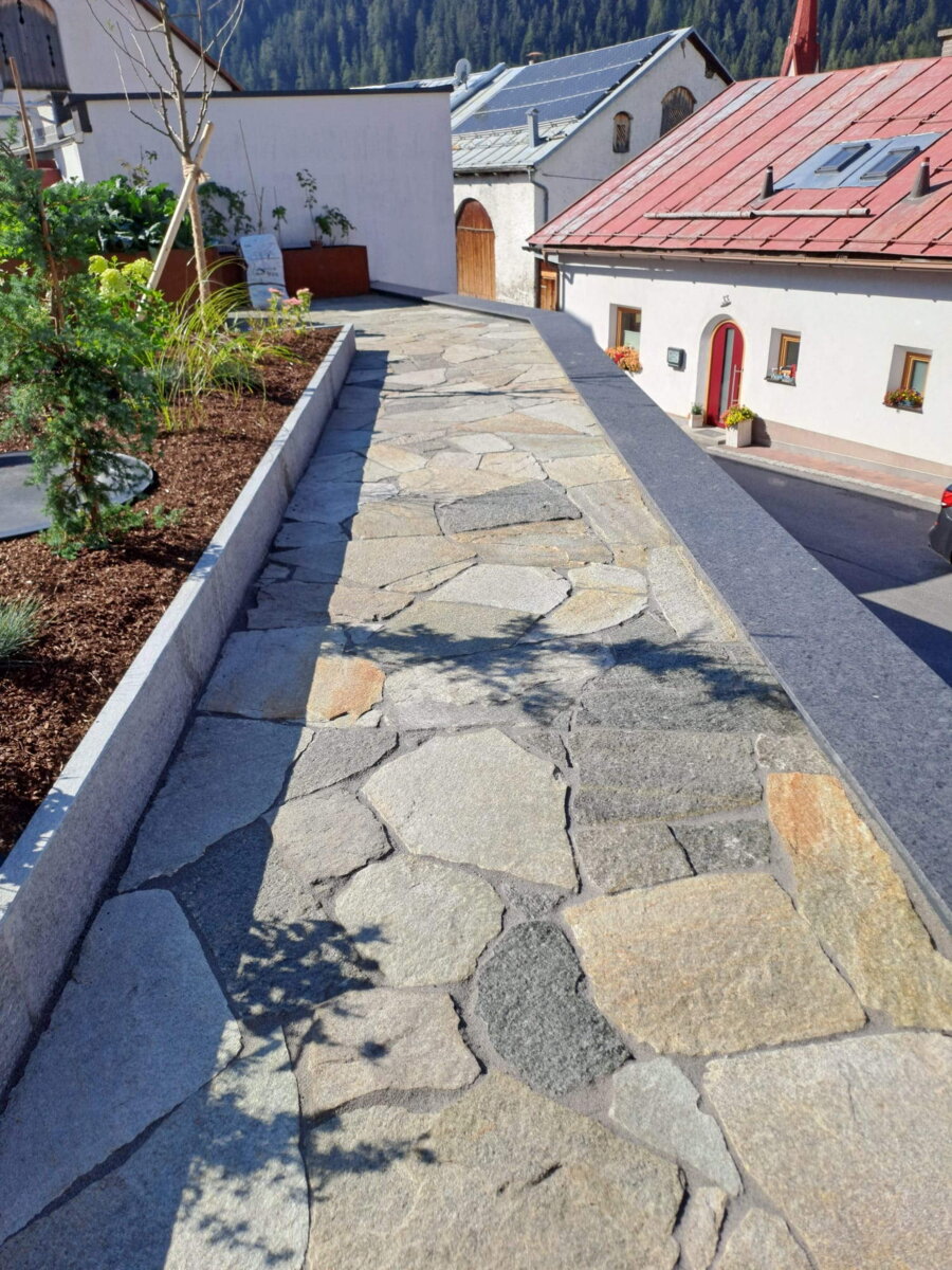 gepflasterter Weg
